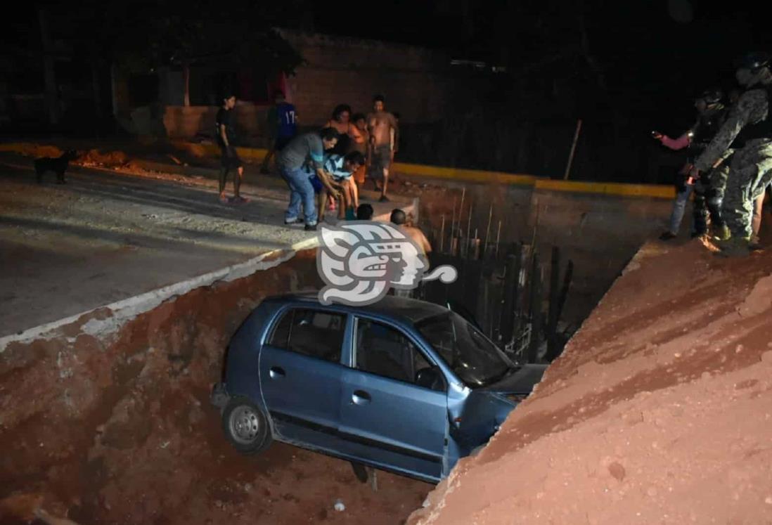 Automóvil termina en drenaje de colonia de Acayucan