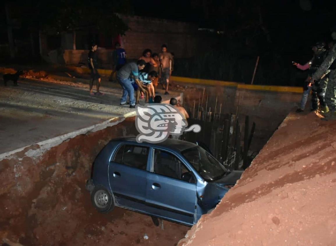 Automóvil termina en drenaje de colonia de Acayucan