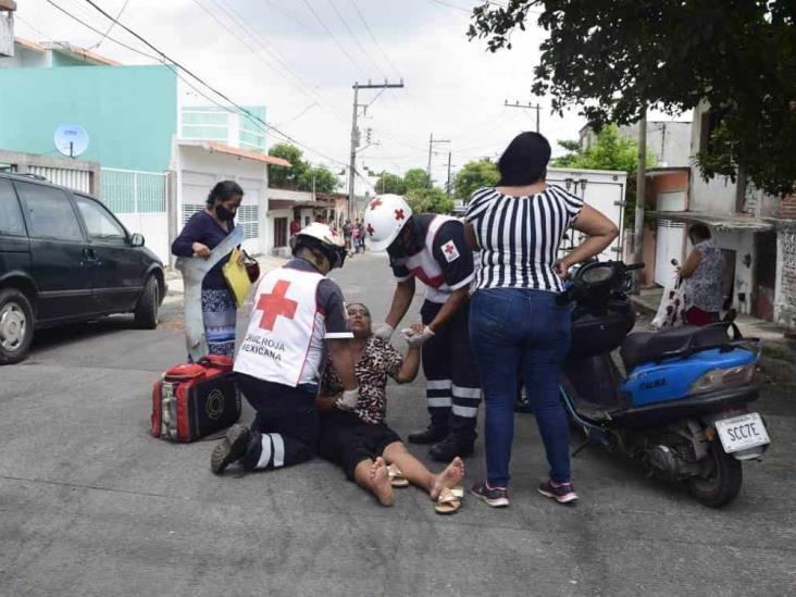 Conductor de camioneta se lleva por delante a motociclista en calles de Veracruz