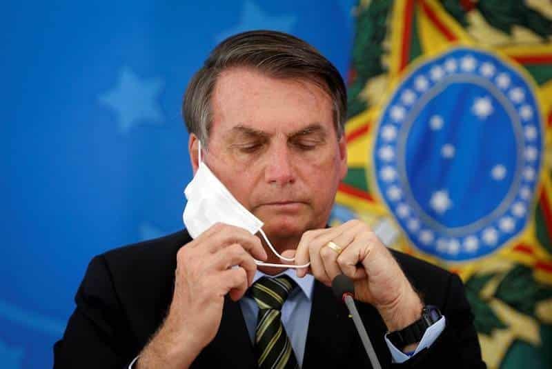 Periodistas presentan demanda contra Bolsonaro por quitarse cubrebocas