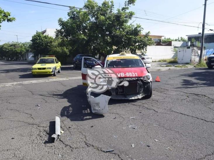 Camioneta impacta a taxista; deja solo daños materiales