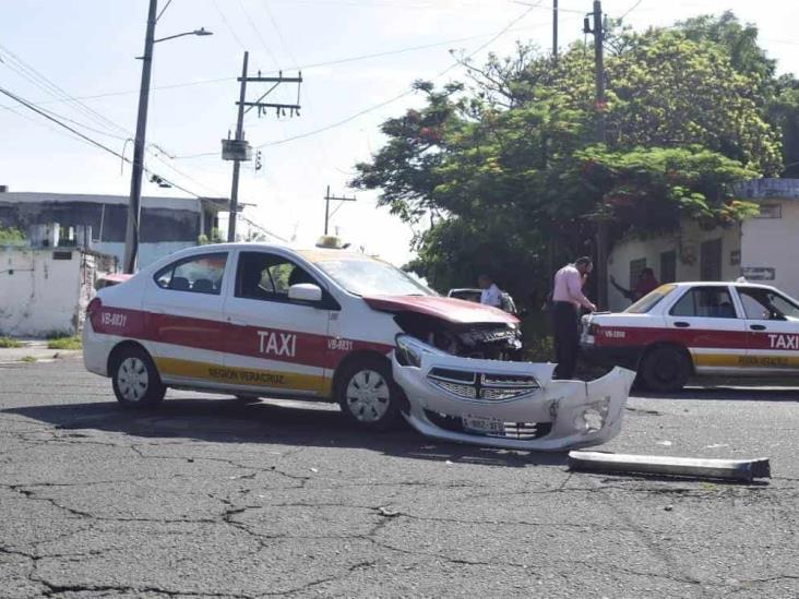 Camioneta impacta a taxista; deja solo daños materiales