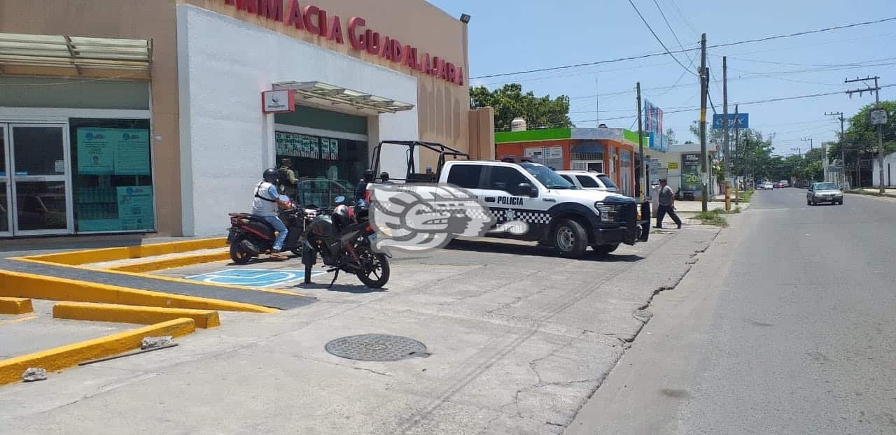 Asaltan con violencia cuatro sujetos, farmacia Guadalajara en Veracruz