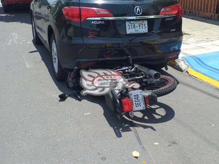 Conductor de urbano impacta a motociclista y lo proyecto contra el pavimento