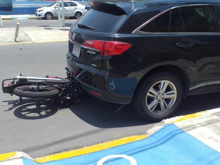 Conductor de urbano impacta a motociclista y lo proyecto contra el pavimento