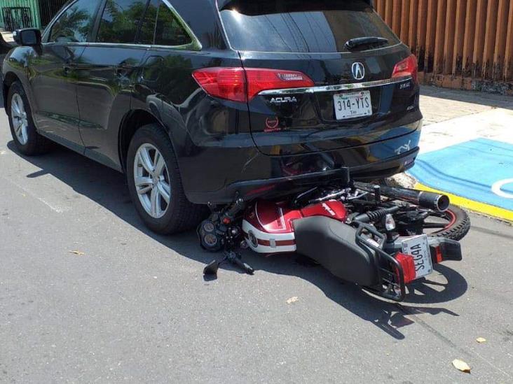 Conductor de urbano impacta a motociclista y lo proyecto contra el pavimento