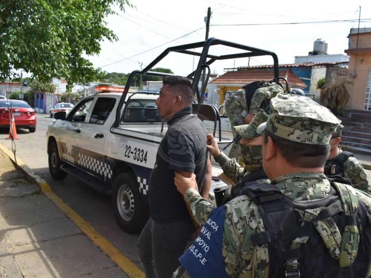 Caen dos hombres armados tras intento de asalto en Acayucan