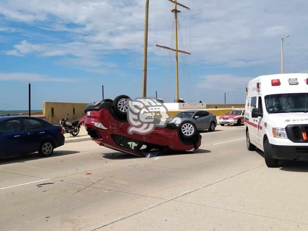 Choque y volcadura de camioneta en el malecón de Coatzacoalcos