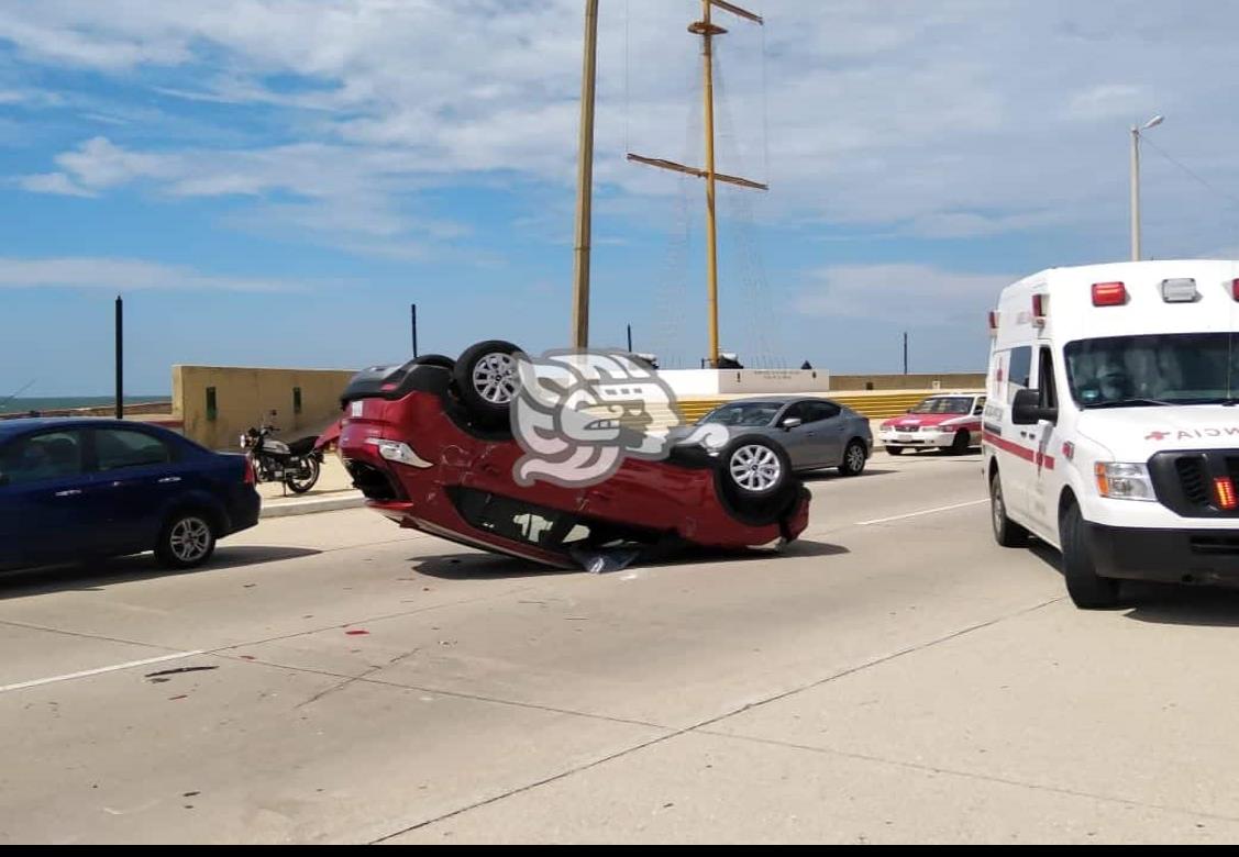 Choque y volcadura de camioneta en el malecón de Coatzacoalcos