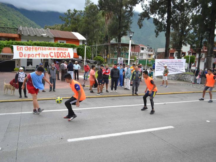 Juegan ‘cascarita’ contra obras de universidad Benito Juárez en Río Blanco