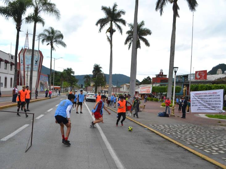 Juegan ‘cascarita’ contra obras de universidad Benito Juárez en Río Blanco