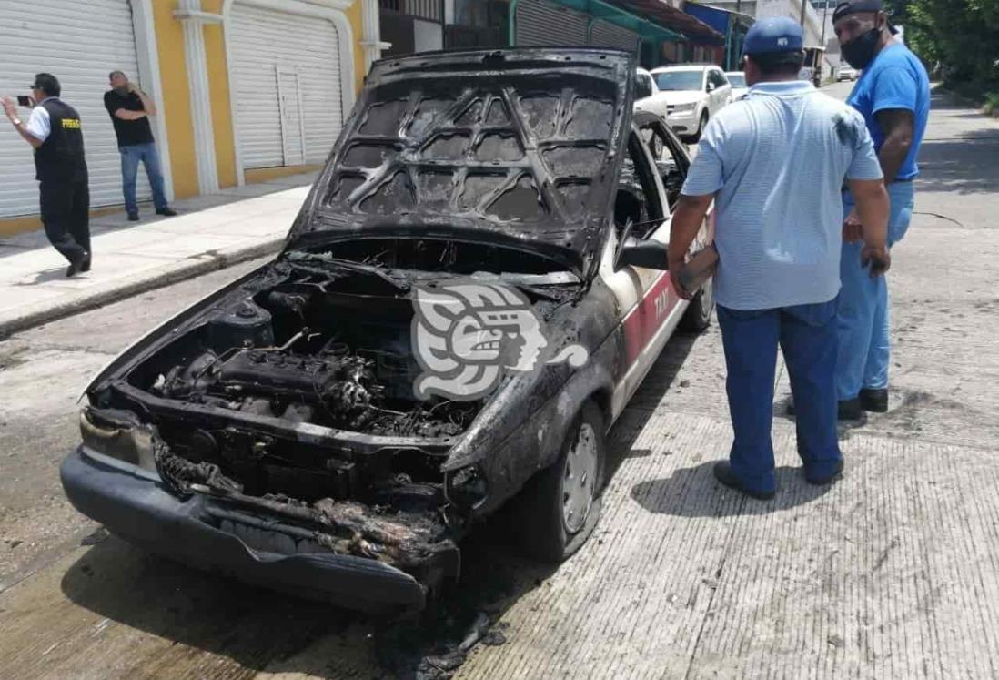 Por corto circuito, taxi se incendia en Coatzacoalcos