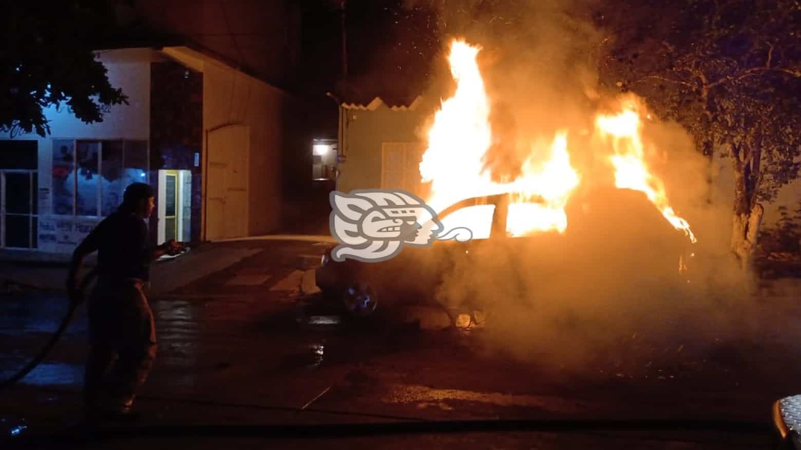 Se calcina camioneta en Acayucan; fuego habría sido provocado