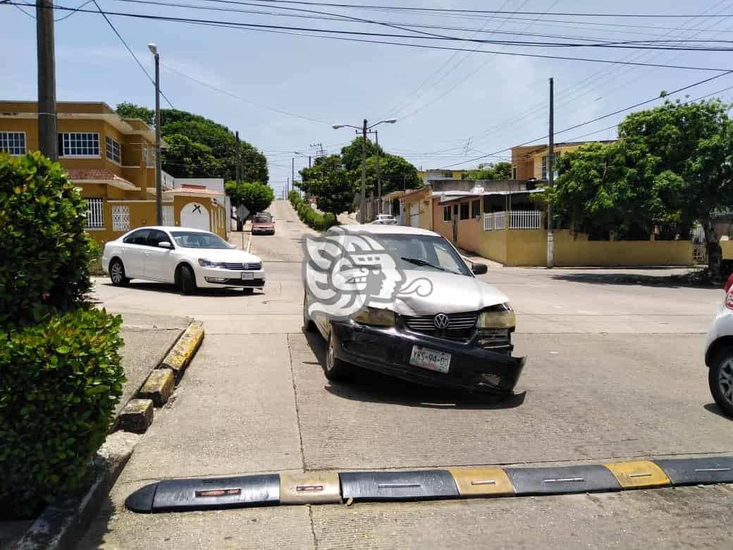 Choque entre autos particulares deja daños materiales