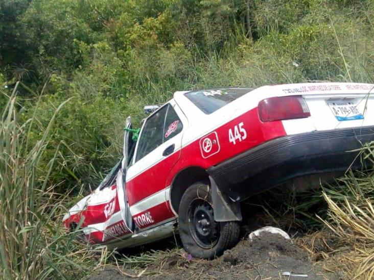 Por falla mécanica, taxi se va a desnivel  sobre la carretera federal Martínez