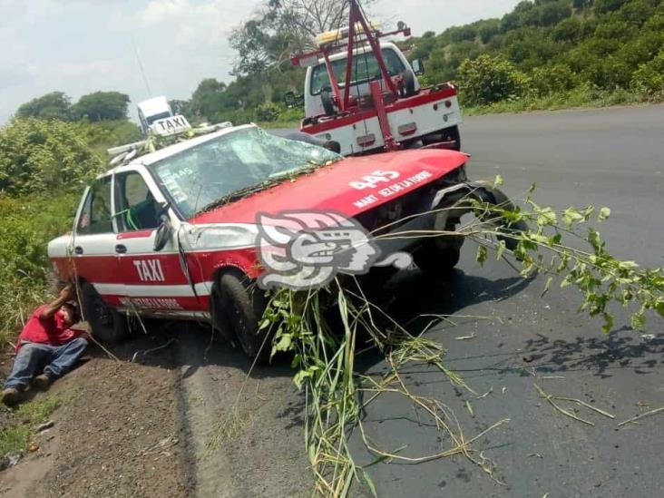 Por falla mécanica, taxi se va a desnivel  sobre la carretera federal Martínez