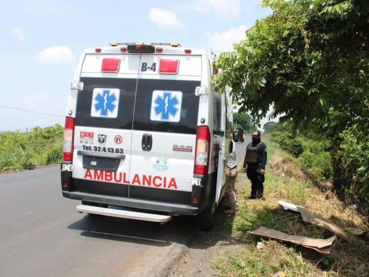 Por falla mécanica, taxi se va a desnivel  sobre la carretera federal Martínez