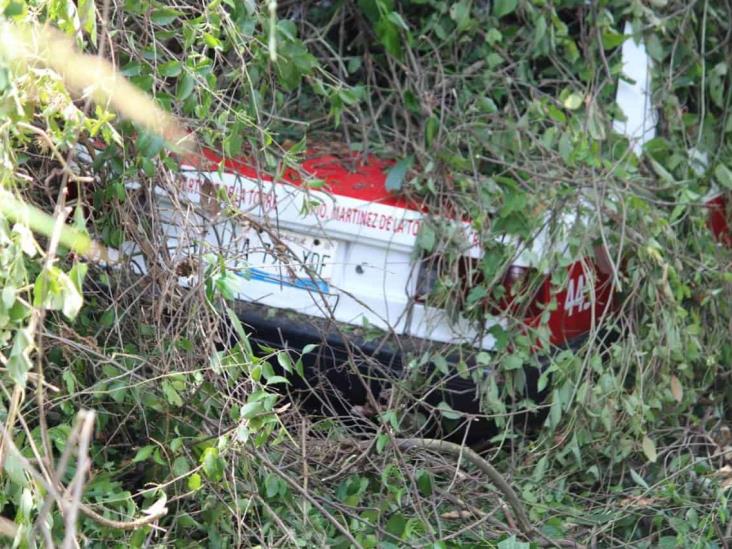 Por falla mécanica, taxi se va a desnivel  sobre la carretera federal Martínez