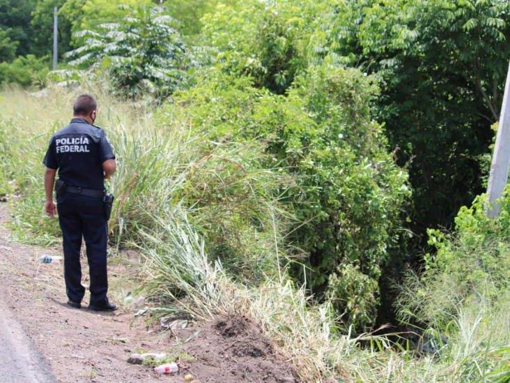 Por falla mécanica, taxi se va a desnivel  sobre la carretera federal Martínez