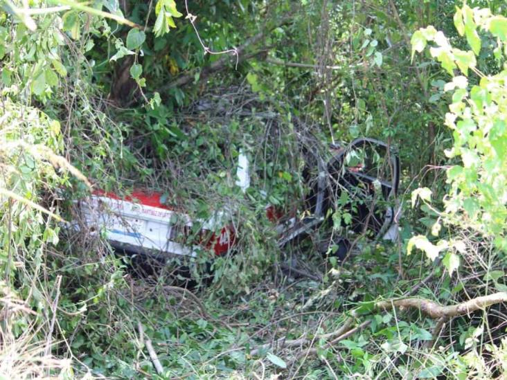 Por falla mécanica, taxi se va a desnivel  sobre la carretera federal Martínez