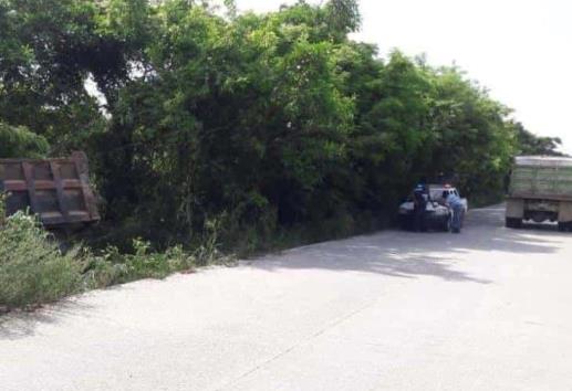 ¡Cuidadito! Accidente en calle Ciprés obstruye vialidad, en Poza Rica