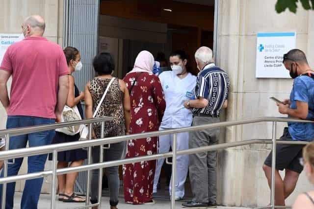 Pese a protestas, reconfinan municipios en Cataluña