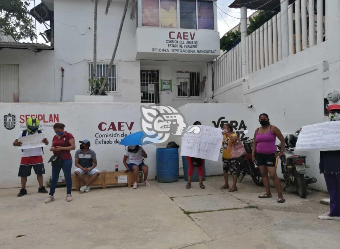 Manifestación en CAEV de Nanchital; llevan 25 días sin agua