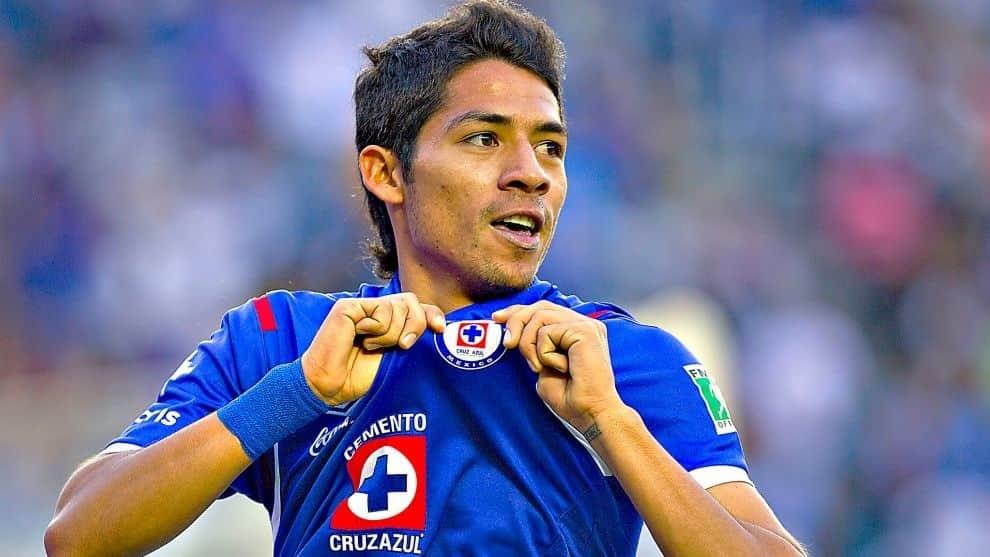 Exjugadores de Cruz Azul critican a Javier Aquino tras burlas