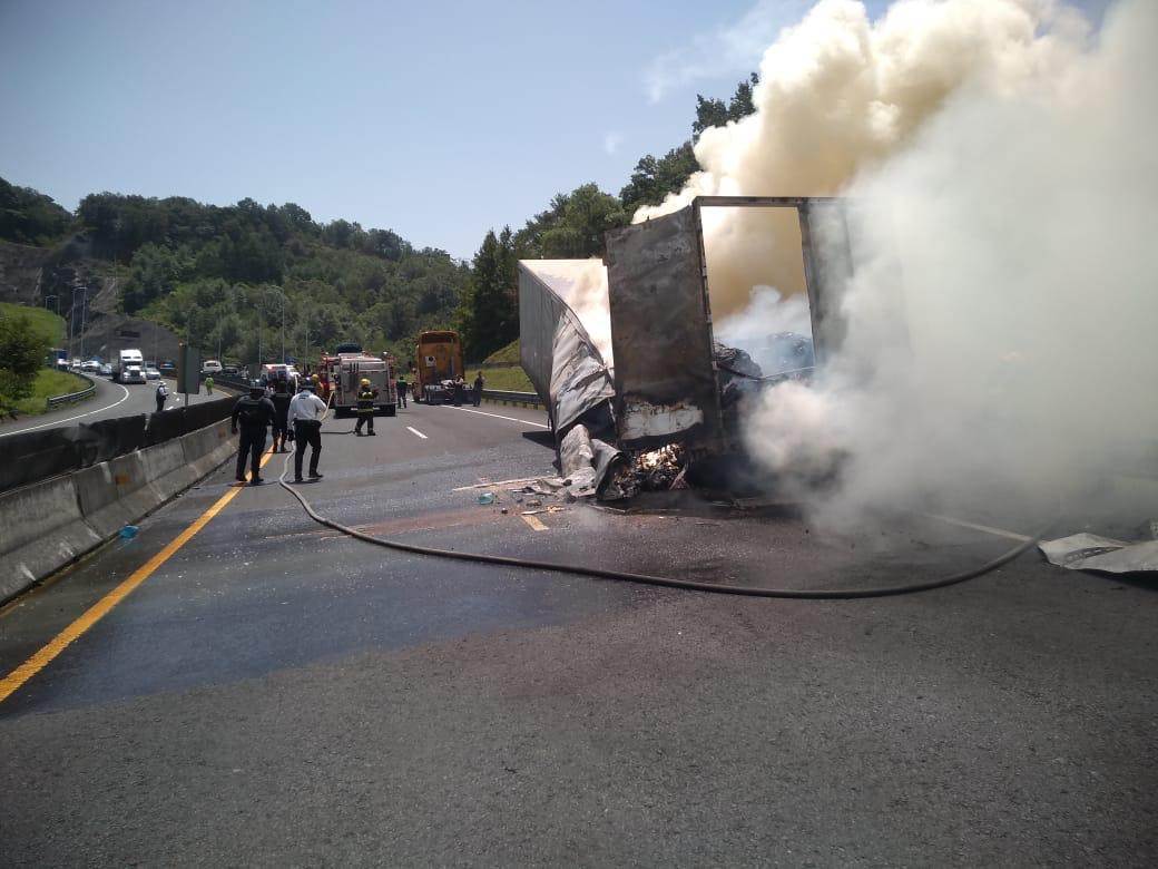 Se quema trailer en libramiento Xalapa-Perote