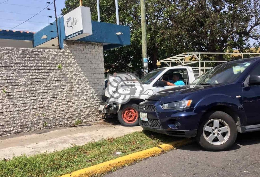 Camioneta de carga se impacta en pared de una clínica en calles de Boca del Río