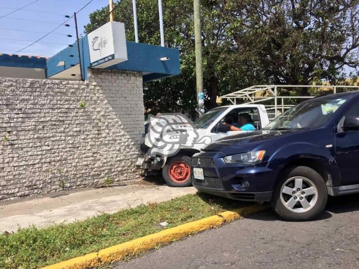 Camioneta de carga se impacta en pared de una clínica en calles de Boca del Río