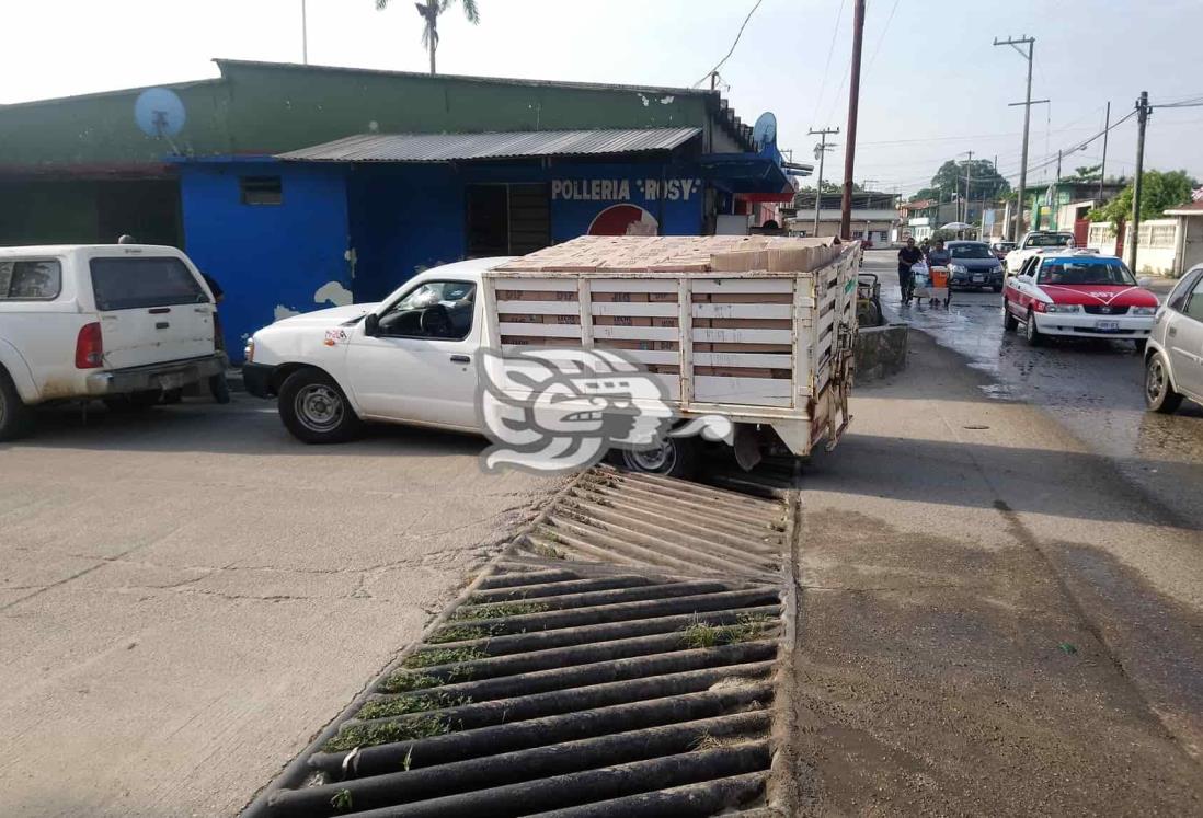 Unidad del DIF queda atrapada en una alcantarilla de Las Choapas