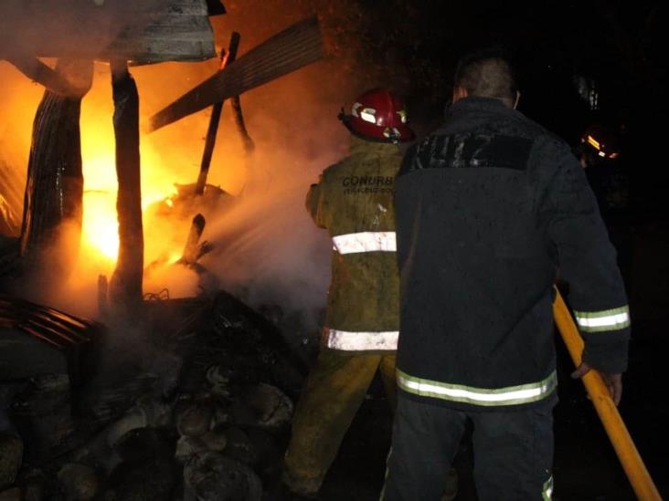 Voraz incendio consume pequeña vivienda en Martínez de la Torre