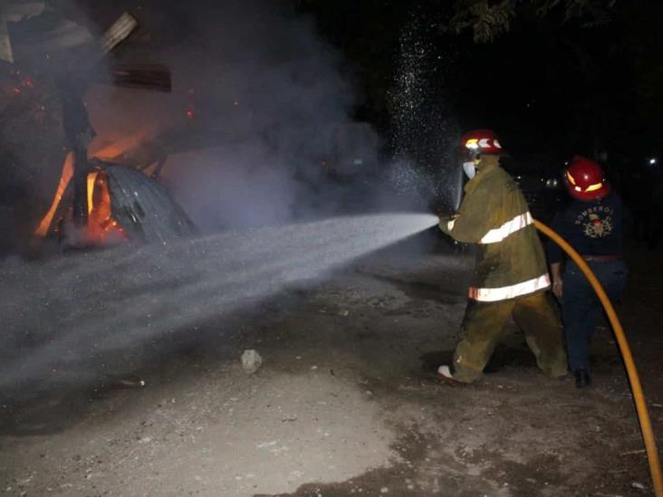 Voraz incendio consume pequeña vivienda en Martínez de la Torre