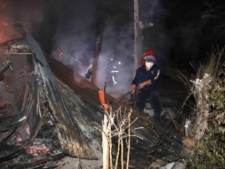 Voraz incendio consume pequeña vivienda en Martínez de la Torre