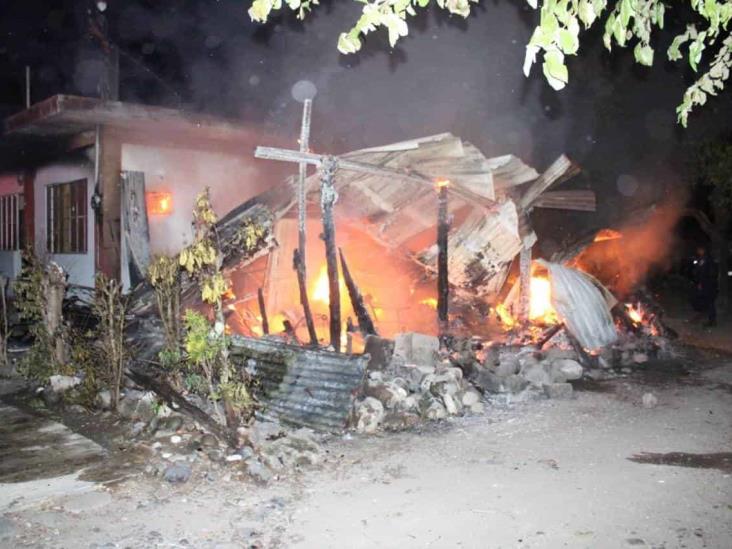 Voraz incendio consume pequeña vivienda en Martínez de la Torre