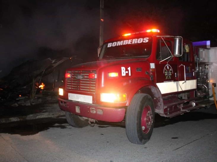 Voraz incendio consume pequeña vivienda en Martínez de la Torre