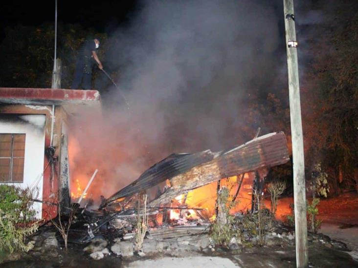 Voraz incendio consume pequeña vivienda en Martínez de la Torre