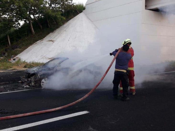 Se incendia vehículo sobre la autopista Veracruz-Córdoba