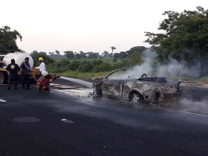 Se incendia vehículo sobre la autopista Veracruz-Córdoba