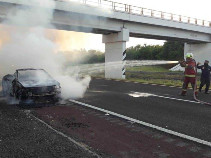 Se incendia vehículo sobre la autopista Veracruz-Córdoba