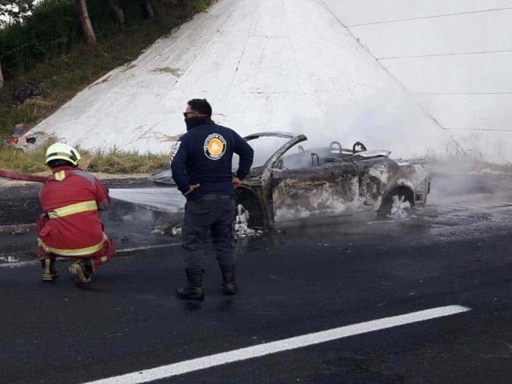 Se incendia vehículo sobre la autopista Veracruz-Córdoba