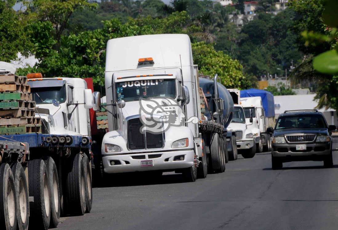 Cierre prolongado de SCT preocupa a transportistas de Coatza