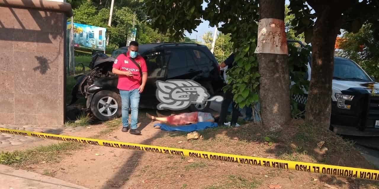 Mujer muere al estrellarse en la entrada del fraccionamiento Ruba de Veracruz