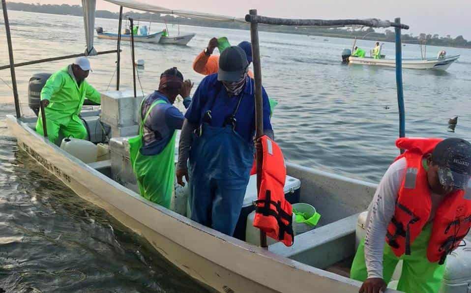 Rescatan a pescadores varados 40 horas en Tecolutla