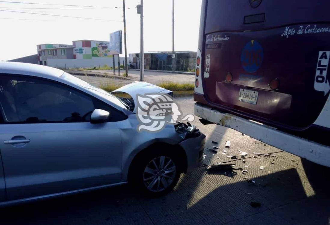 Estampan vehículo en la parte trasera de autobús en Coatza