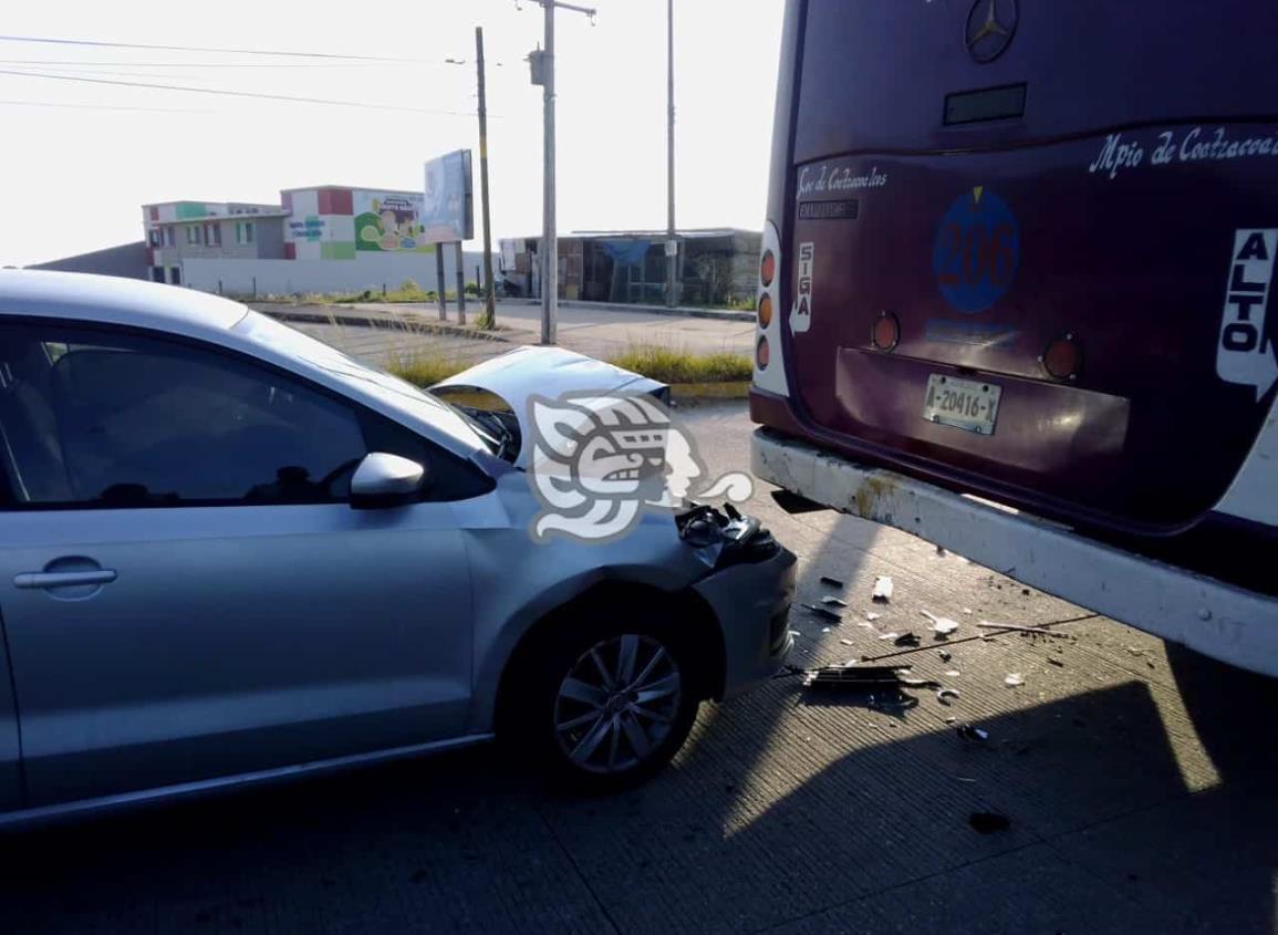 Estampan vehículo en la parte trasera de autobús en Coatza