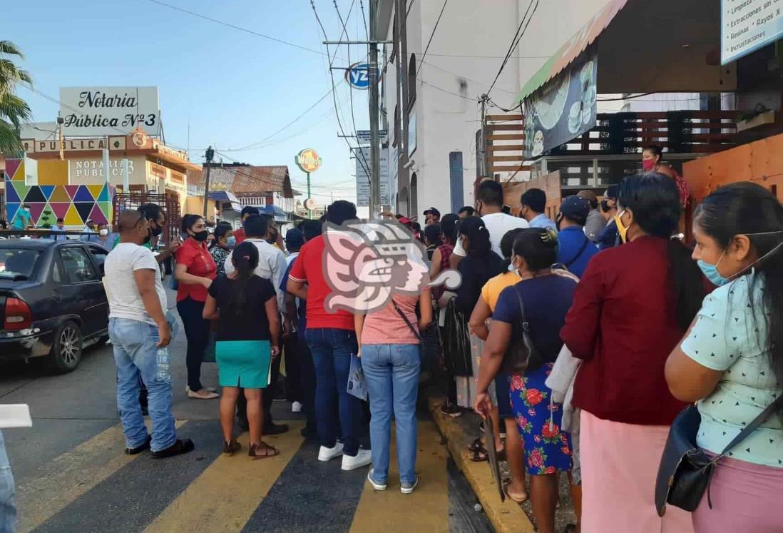 Hacen guardia para cobrar apoyo federal en Acayucan