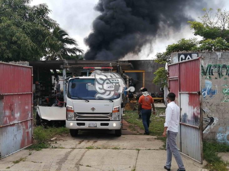 Incendio en taller mecánico de Coatzacoalcos