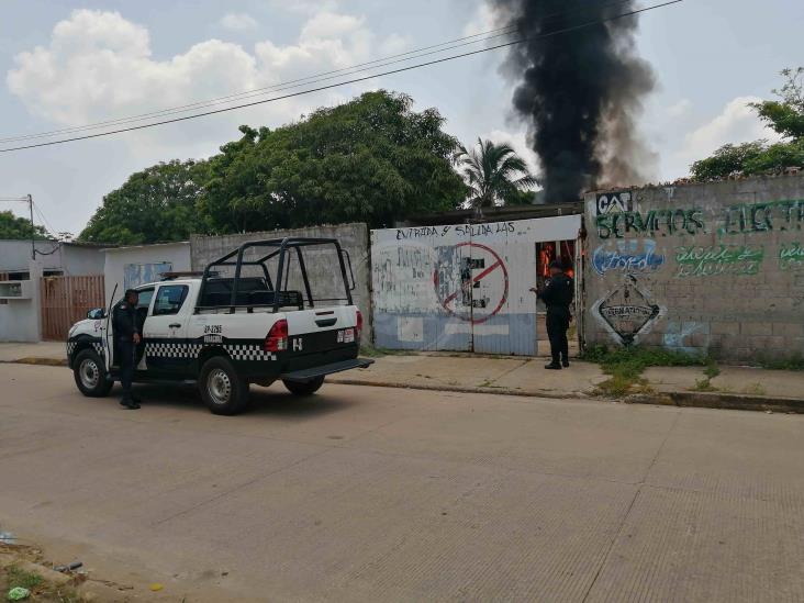 Incendio en taller mecánico de Coatzacoalcos